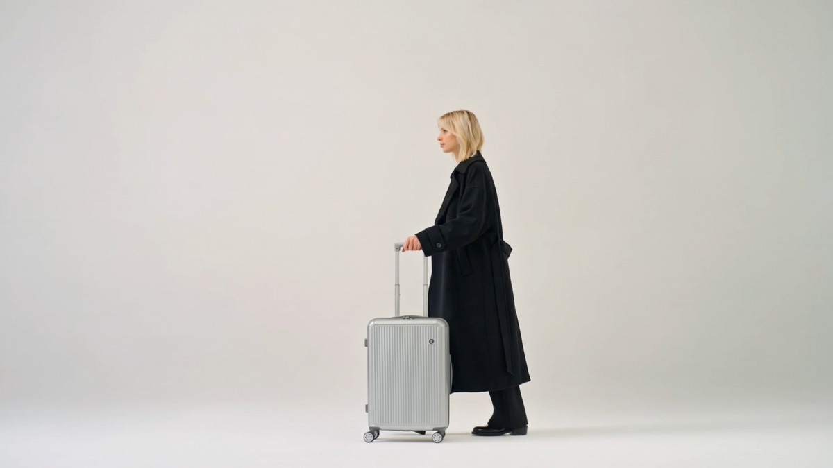 Femme avec une valise Dalery