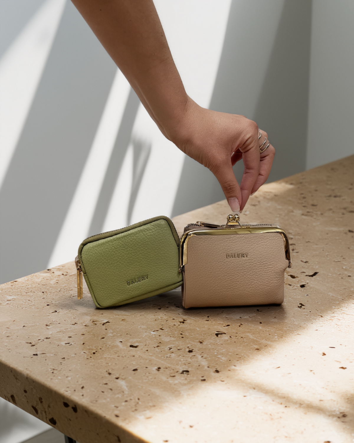 Galerie CMS - pochettes Dalery sur table en travertin