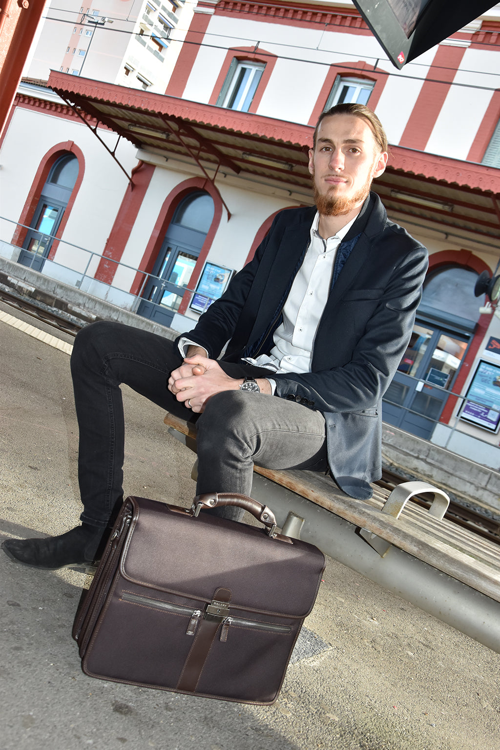 Leather briefbag with 3 compartments (CAN5204)